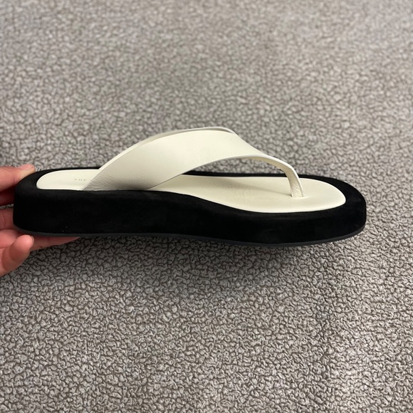 THE ROW Ginza two-tone leather and suede platform flip flops - Picture 6 of 12